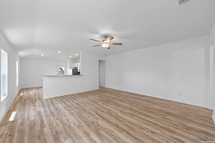 Spacious, unfurnished interior of a new home in , San Antonio (Image 12).