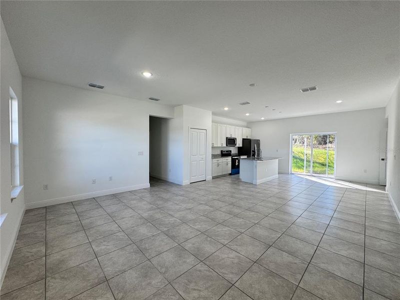 Spacious, unfurnished interior of a new home in , Citrus Springs (Image 23).