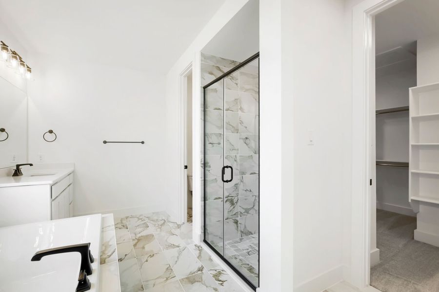 2615 Cedar - Primary Bathroom