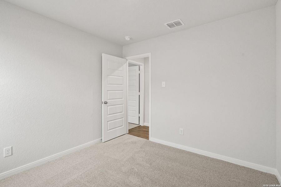 Spacious, unfurnished interior of a new home in Dauer Ranch, New Braunfels (Image 12).