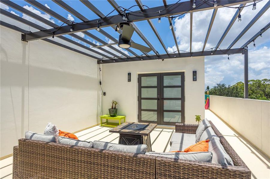 Exterior details and patio area of a home in , Pinellas Park (Image 1).