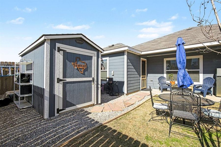 Exterior details and patio area of a home in Logan Square, Fort Worth (Image 26).