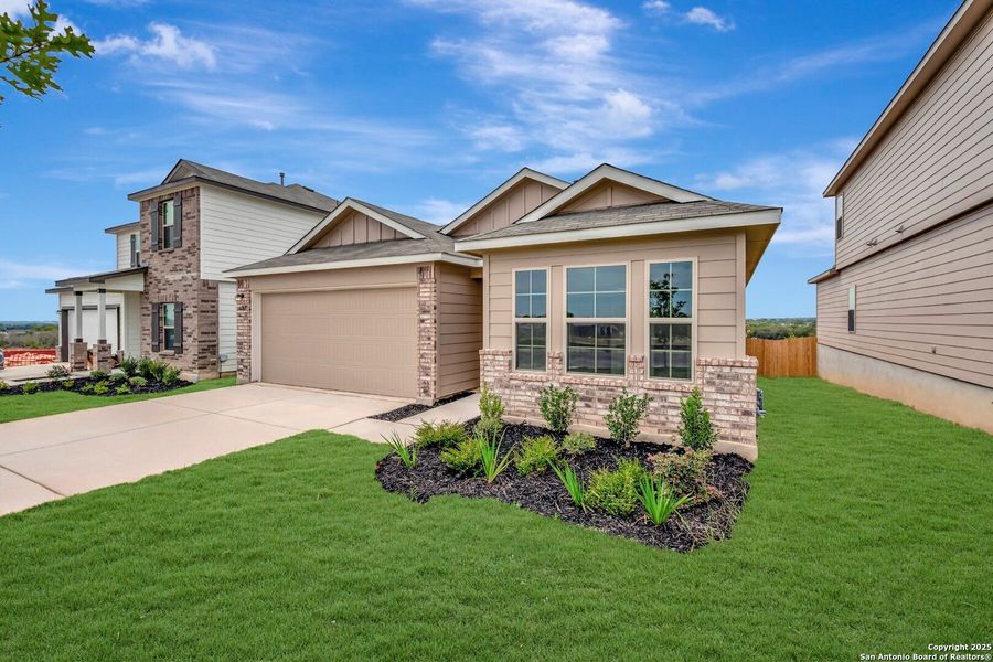 Exterior details and patio area of a home in Mesquite Ridge, San Antonio (Image 3).