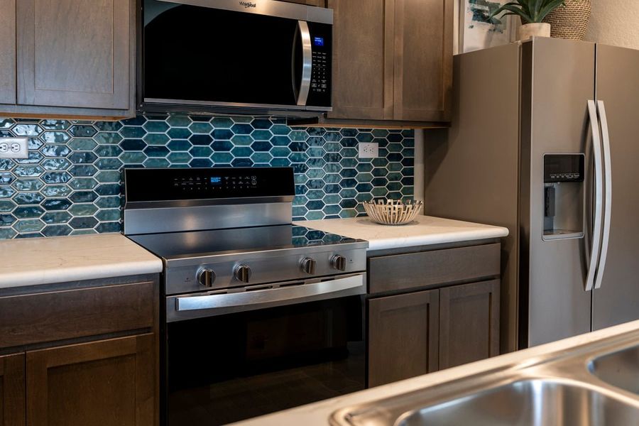 Glossy picket style backsplash