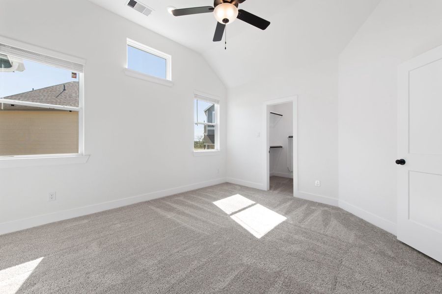 Spacious, unfurnished interior of a new home in Sienna, Missouri City (Image 36).