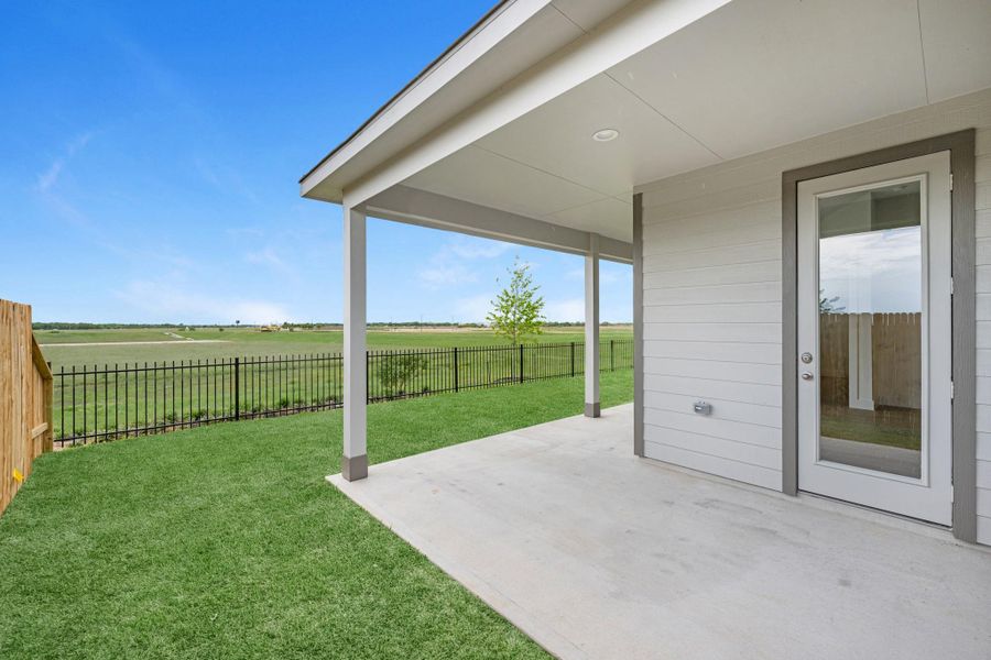 Exterior details and patio area of a home in Beacon Hill, Waller (Image 4).