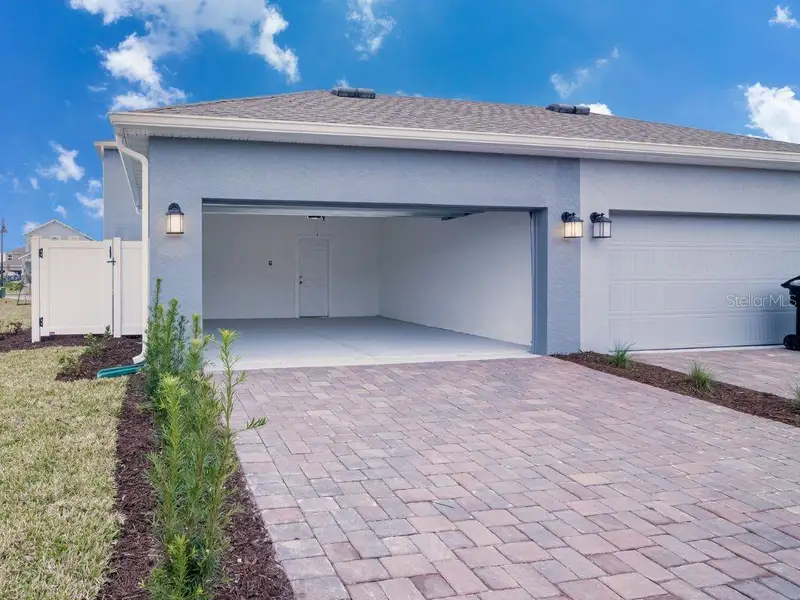 Exterior details and patio area of a home in , Orlando (Image 4).