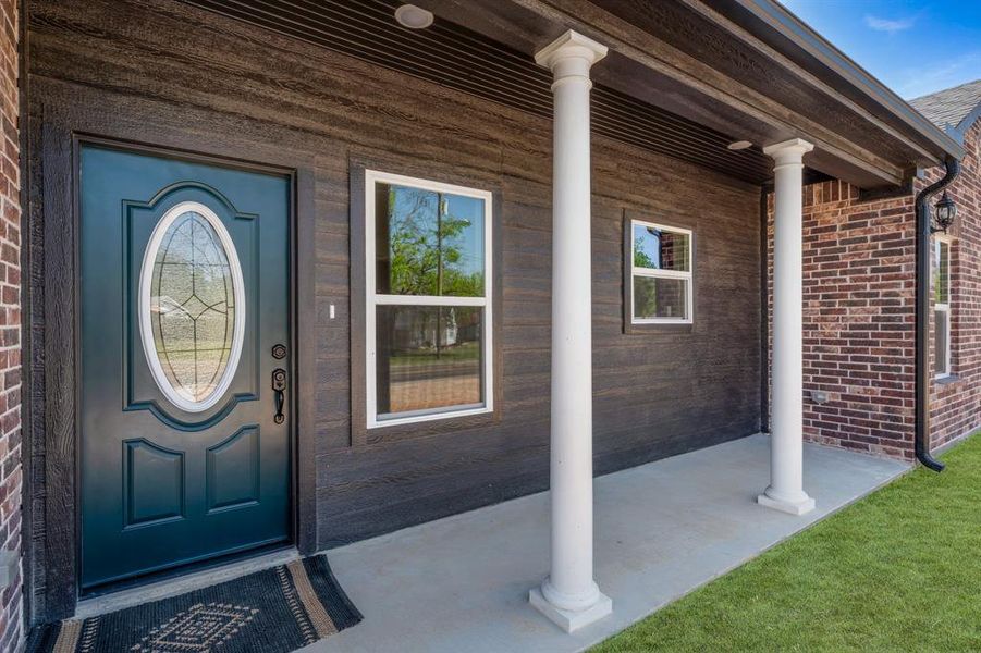 Exterior details and patio area of a home in , Sulphur Springs (Image 3).
