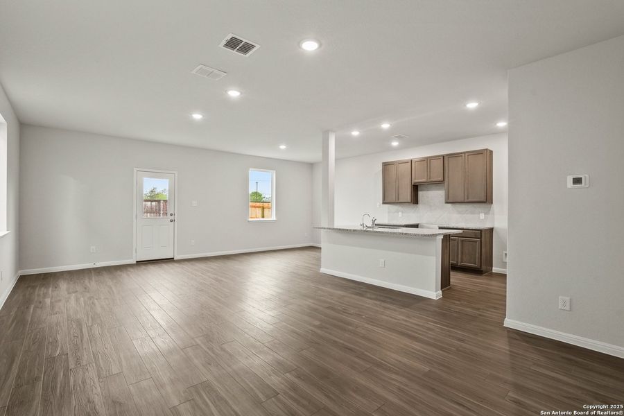 Spacious, unfurnished interior of a new home in Melissa Ranch, San Antonio (Image 13).