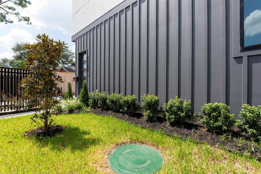 View of the side yard facing the street. Ideal for pets. The area is enclosed by a rod iron fence.