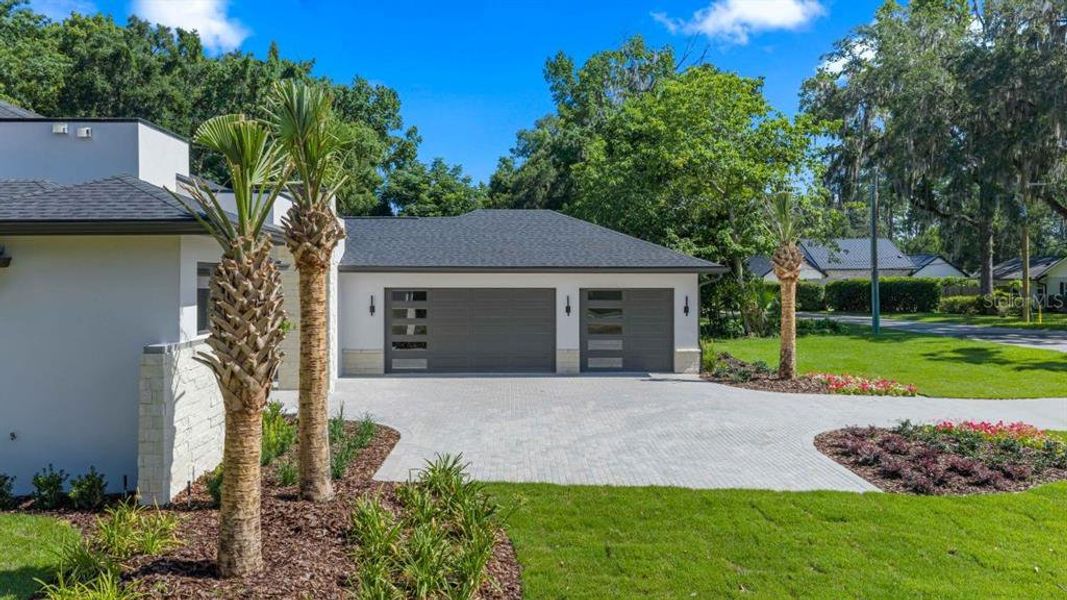 Exterior details and patio area of a home in , Ocala (Image 4).