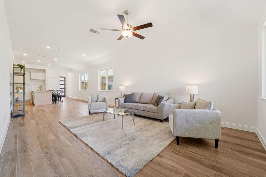 Furnished interior view inside a new home in Evergreen 40', Conroe (Image 9).