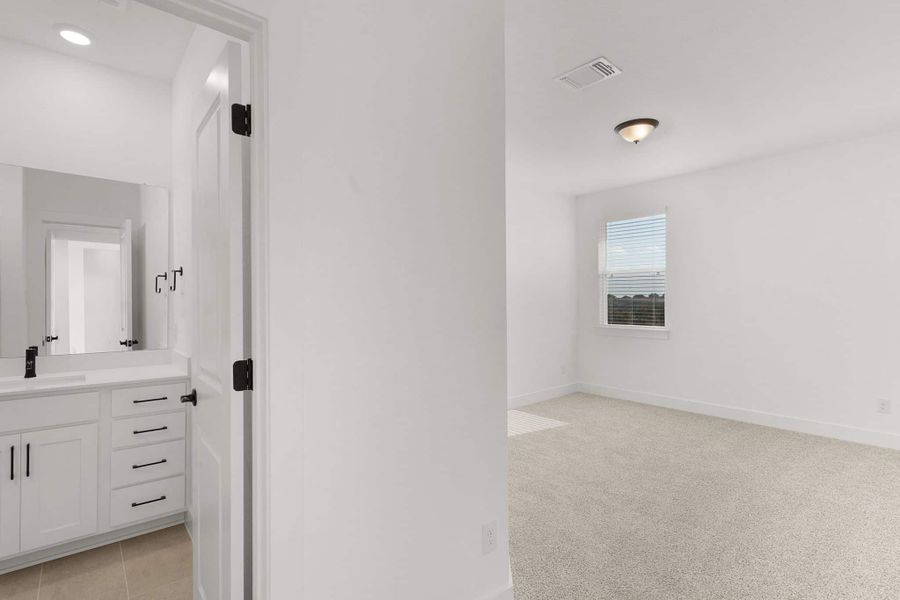 Spacious, unfurnished interior of a new home in Lariat, Liberty Hill (Image 17).