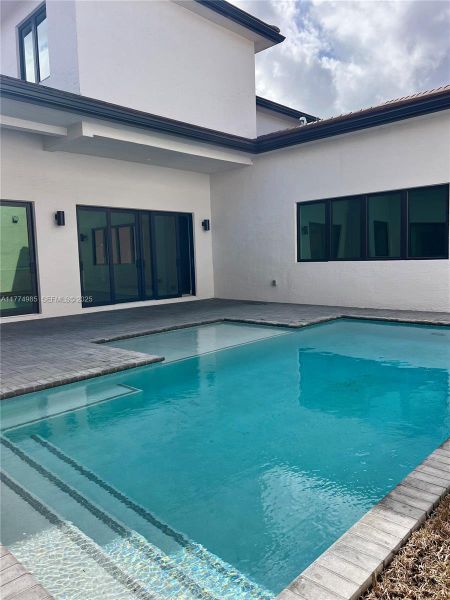 Exterior details and patio area of a home in , Hollywood (Image 24).