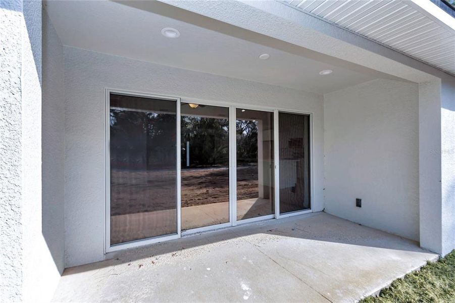 Exterior details and patio area of a home in , Dunnellon (Image 3).