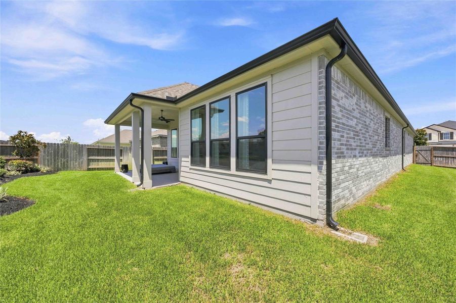 Exterior details and patio area of a home in , Beasley (Image 2).