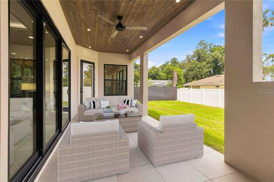 Exterior details and patio area of a home in , Plant City (Image 4).