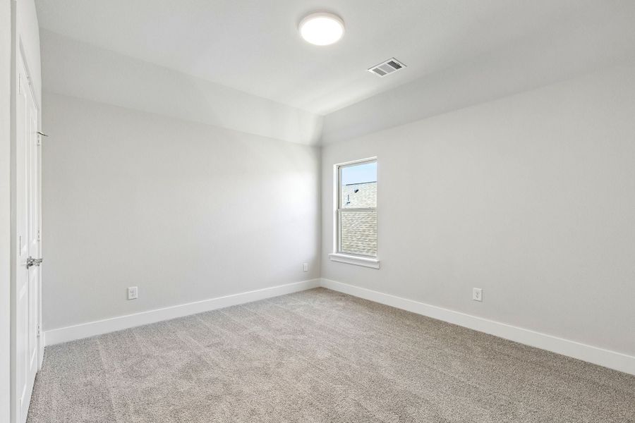 Spacious, unfurnished interior of a new home in Dove Hollow, Waxahachie (Image 29).