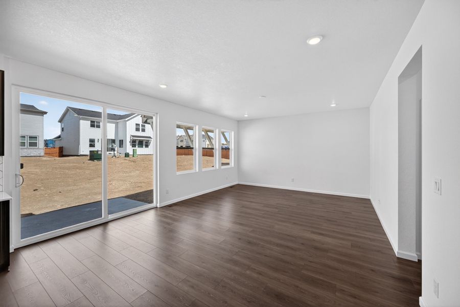 Spacious, unfurnished interior of a new home in Sky Ranch, Aurora (Image 8).