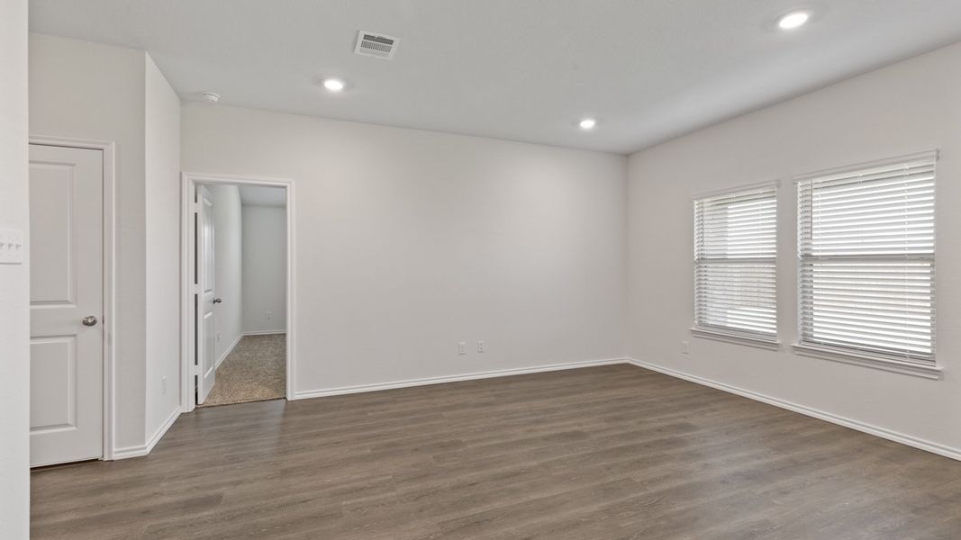 Spacious, unfurnished interior of a new home in Stonewyck Farms, Ennis (Image 29).