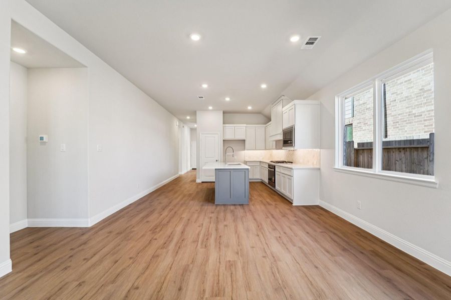 Spacious, unfurnished interior of a new home in Evergreen 40', Conroe (Image 28).