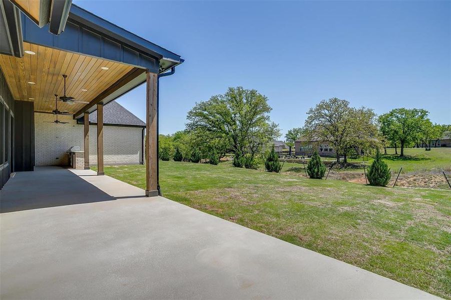 Exterior details and patio area of a home in , Lipan (Image 4).