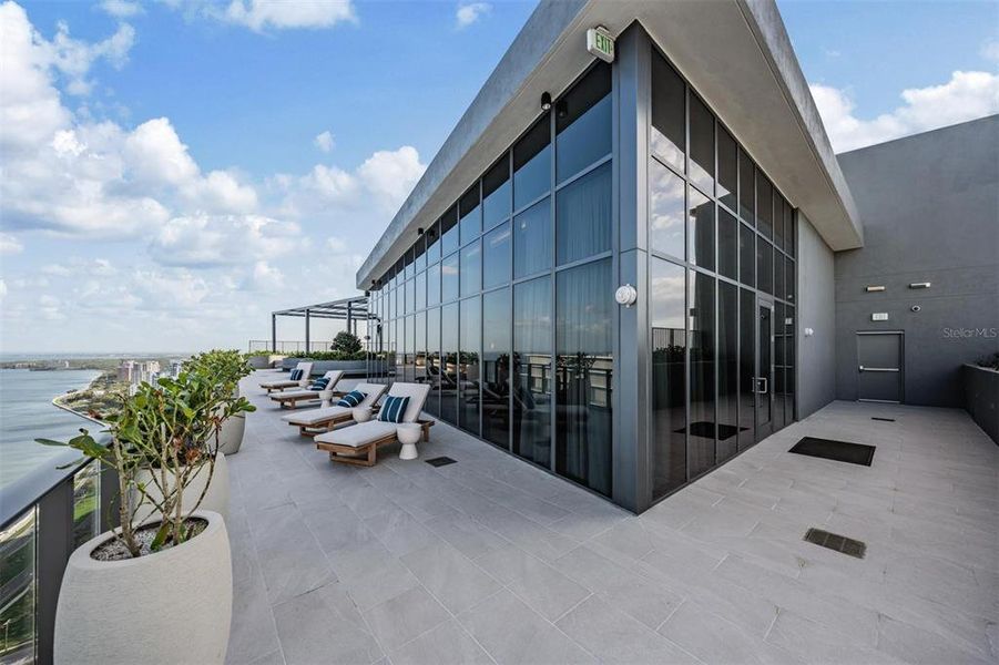 Condo located in Tampa, FL showcasing its design and architecture (Image 31).