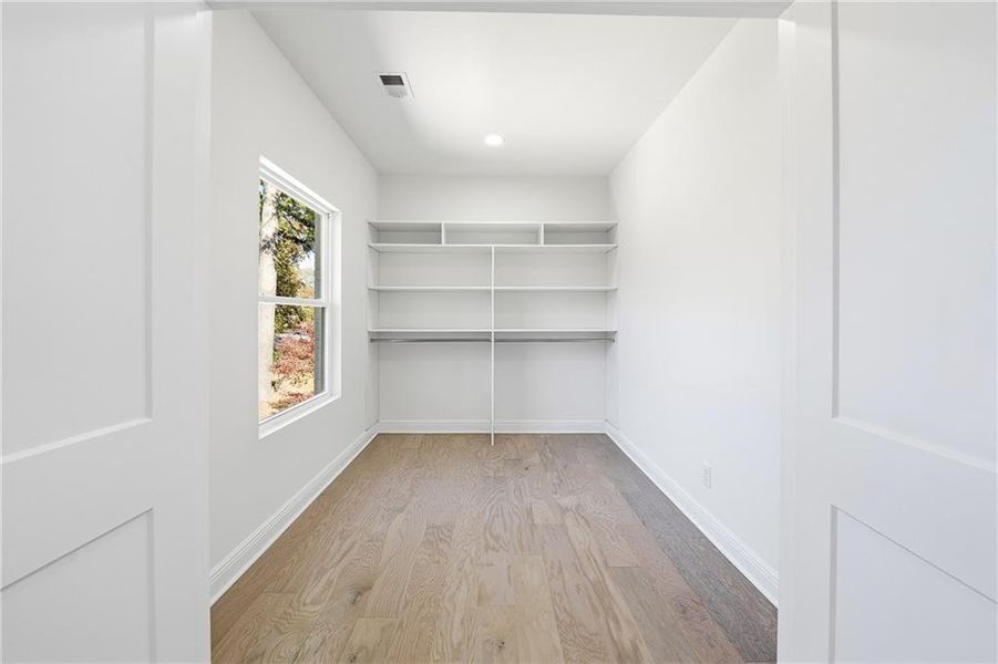 Spacious, unfurnished interior of a new home in , Gainesville (Image 24).