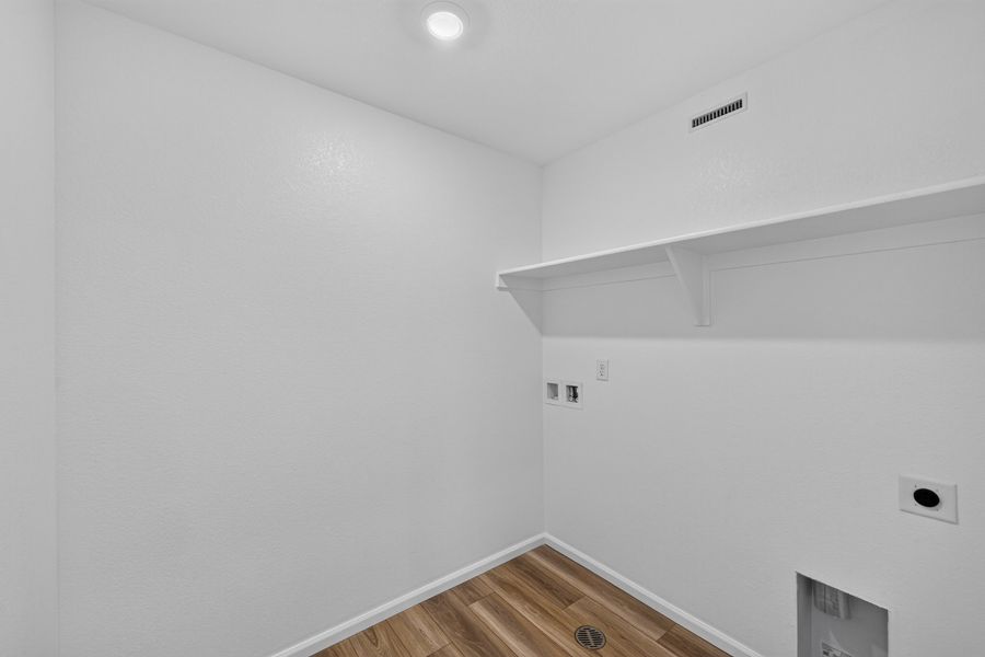 Spacious, unfurnished interior of a new home in Lake Bluff, Greeley (Image 20).