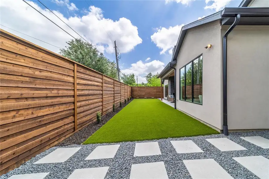 Exterior details and patio area of a home in , Farmers Branch (Image 3).