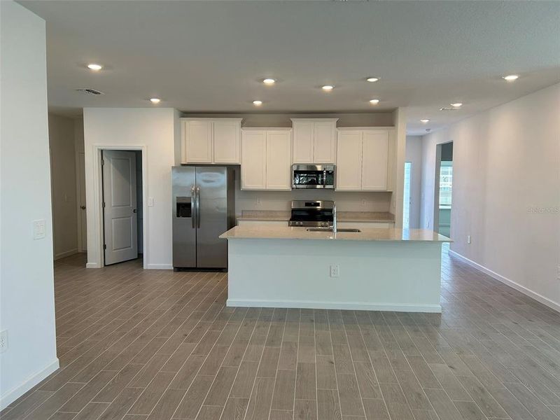 Kitchen: SS appliances, quartz countertops