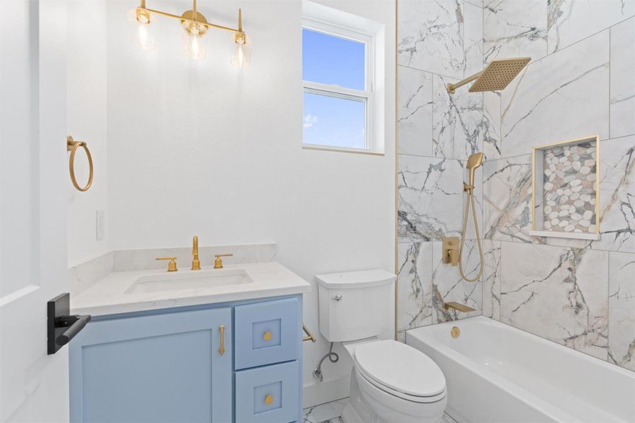 Bathroom with vanity and a combined bath / shower with marble appearance
