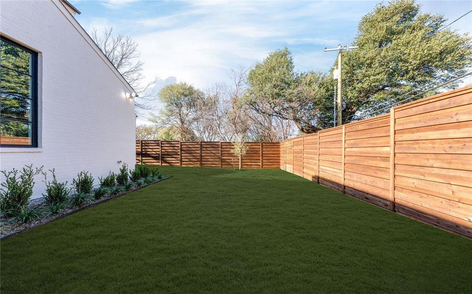 Exterior details and patio area of a home in , Dallas (Image 3).