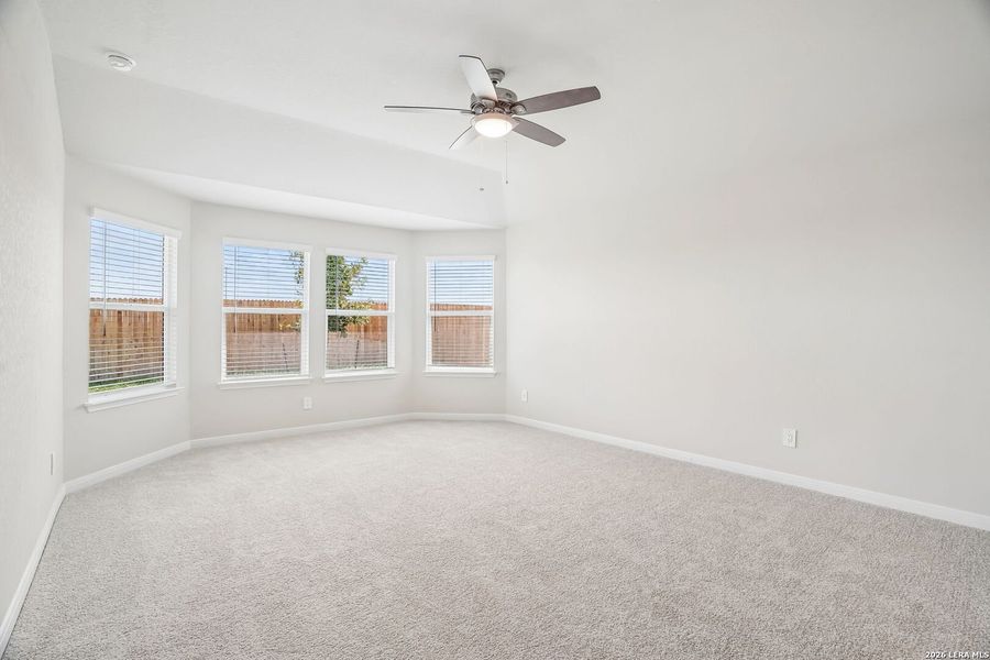 Spacious, unfurnished interior of a new home in Carmel Ranch, Schertz (Image 15).