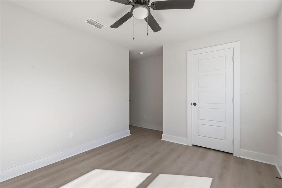 Spacious, unfurnished interior of a new home in , Tolar (Image 30).