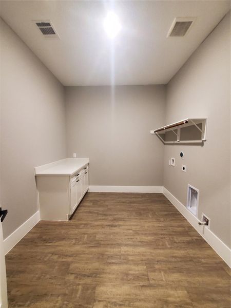 MASSIVE LAUNDRY ROOM WITH BUILT-IN CABINETS/COUNTERTOPS AND HANGING SHELVES MASSIVE LAUNDRY ROOM WITH BUILT-IN CABINETS/COUNTERTOPS AND HANGING SHELVES