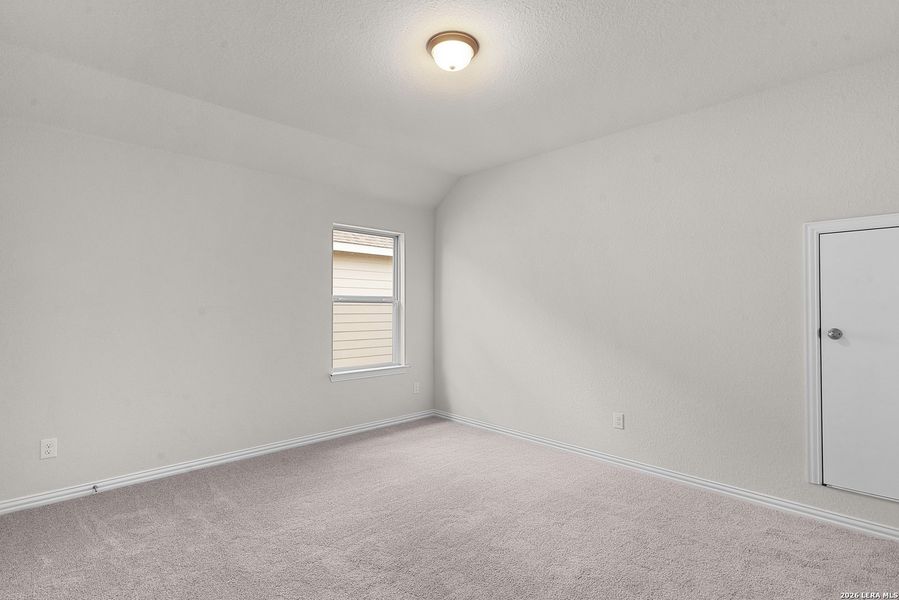 Spacious, unfurnished interior of a new home in Meyer Ranch - Enclave, New Braunfels (Image 11).