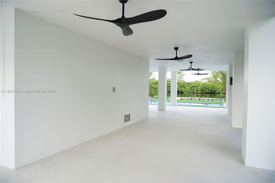 Spacious, unfurnished interior of a new home in , Tavernier (Image 41).