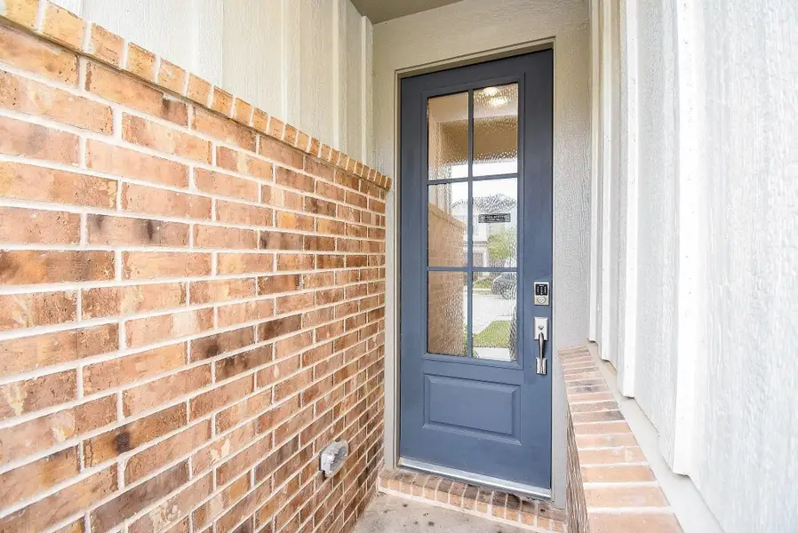 ENTRY DOOR WITH RAIN SHOWER GLASS