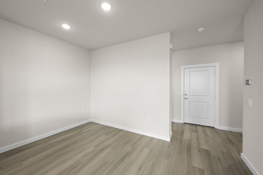 Spacious, unfurnished interior of a new home in Wildridge, Oak Point (Image 16).