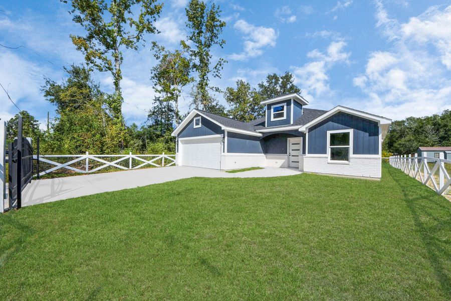 Exterior details and patio area of a home in , Splendora (Image 3).