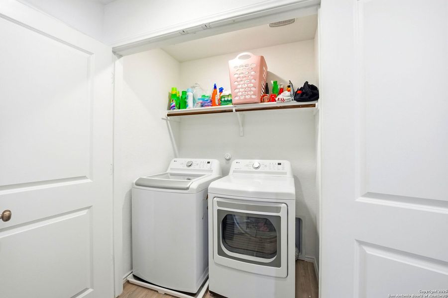 Furnished interior view inside a new home in Lodi Grove, Floresville (Image 15).