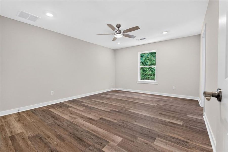 Spacious, unfurnished interior of a new home in , Gainesville (Image 36).