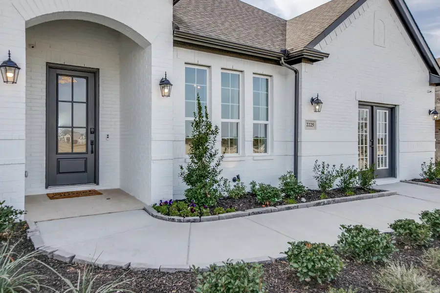 Representative exterior details of a home built from the Bellaire by Sandlin Homes in Lakesong, Midlothian (Image 3). Representative exterior details of a home built from the Bellaire by Sandlin Homes in Lakesong, Midlothian (Image 3).