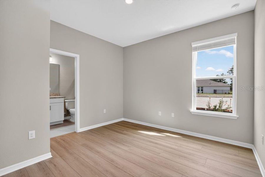 Spacious, unfurnished interior of a new home in Ardisia Park, New Smyrna Beach (Image 23).