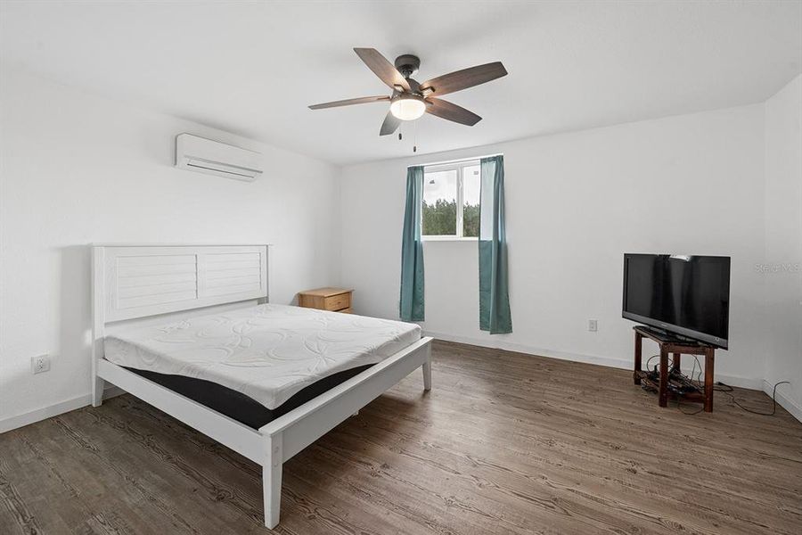 Furnished interior view inside a new home in , Chiefland (Image 41).