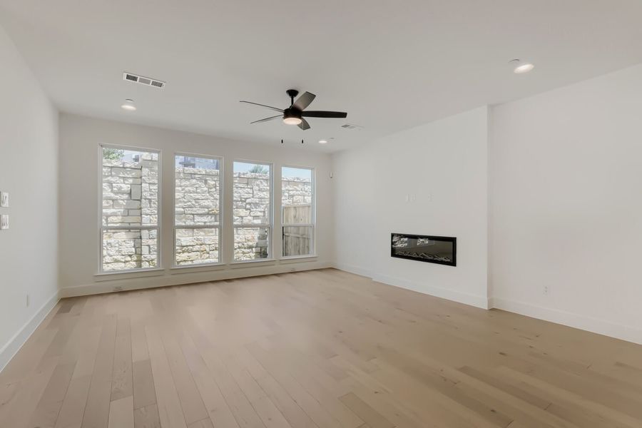 3129 Sir Judge - Living Area