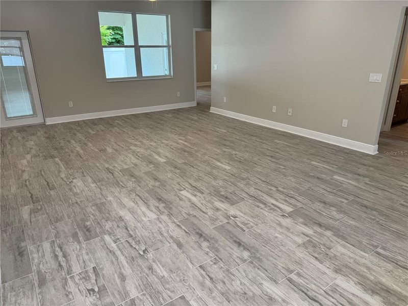 Spacious, unfurnished interior of a new home in , Dade City (Image 69).