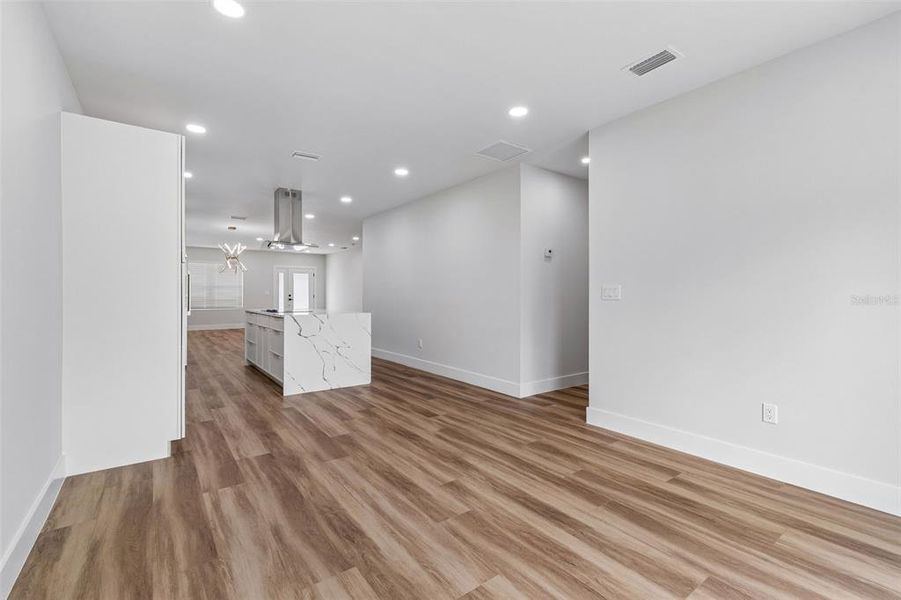 Spacious, unfurnished interior of a new home in , Tampa (Image 19).