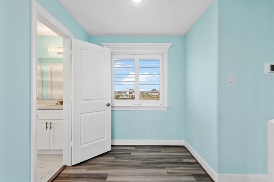 Spacious, unfurnished interior of a new home in , Galveston (Image 13).